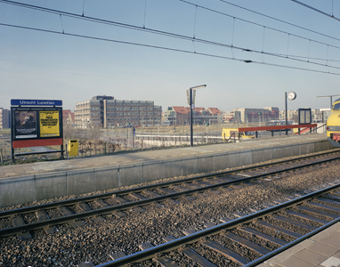 115761 Gezicht op het westelijke perron van het N.S.-station Utrecht Lunetten aan het Furkaplateau te Utrecht.